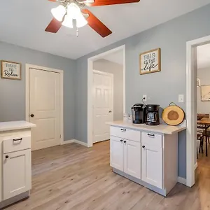  Holiday home New Cheerful Renovated - 5 Min To Downtown!